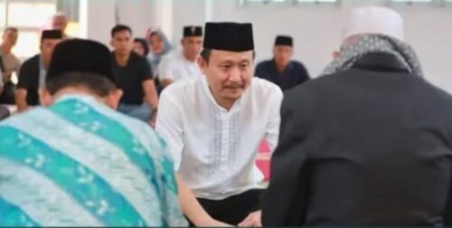 Prosesi pensyahadatan dr Dwi Wijaya yang resmi masuk Islam, disaksikan oleh Pj Bupati Pidie Wahyudi Adisiswanto di Mushala Pendopo Pidie, Senin (11/3)