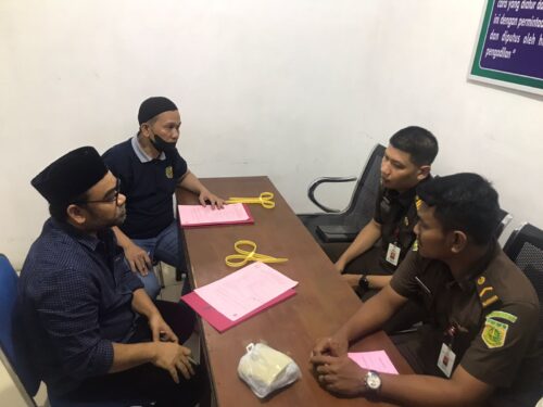 Penyerahan dua tersangka dan barang bukti (Tahap II) kasus korupsi bantuan beasiswa dari polisi ke Jaksa Penuntut Umum di Kejati Aceh, Rabu (13/3)