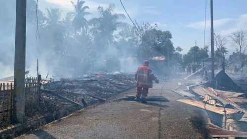 Kebakaran melanda perumahan Komplek Asrama Polisi (Aspol) Peukan Seulimuem, Dusun Kampong Jawa, Kecamatan Seulimuem, Aceh Besar, Ahad (17/3/2024)