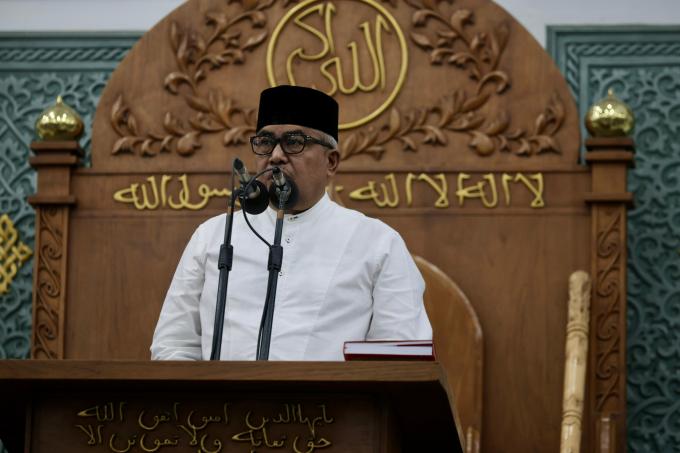 Pj Gubernur Aceh Bustami Hamzah memberi ceramah Ramadhan di Masjid Raya Baiturrahman Banda Aceh, Senin malam (18/3/2024)