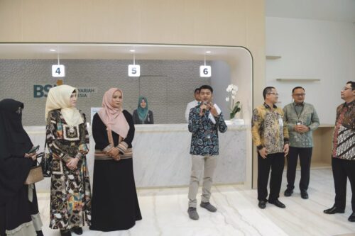 Pj Ketua TP PKK Aceh Mellani Subarni, menghadiri Soft Opening Gedung Landmark Bank Syariah Indonesia (BSI) Aceh, Senin pagi (18/3/2024)