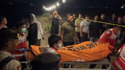 Sesosok mayat laki – laki diduga penginapan epilepsi ditemukan mengapung di bawah Jembatan Krueng Lamnyong, Banda Aceh, Senin malam (18/3/2024)