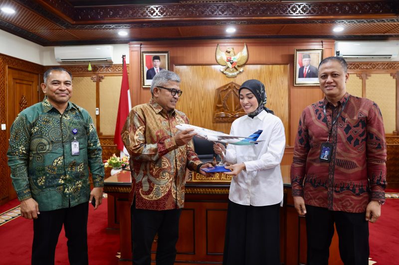Pj Gubernur Aceh Bustami Hamzah menerima kunjungan Vice Presiden Garuda Indonesia Wilayah Sumatera Fitri Ruswita dan General Manager Garuda Indonesia Wilayah Aceh Nano Setiawan, di ruang kerja Gubernur, Kamis (21/3)