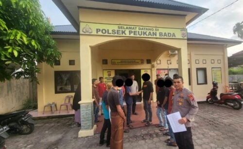 Polsek Peukan Banda Polresta Banda Aceh menyelesaikan secara damai bentrokan akibat perang sarung antar kelompok remaja yang terjadi di gampong Lamgeu-ue, Peukan Bada, Aceh Besar