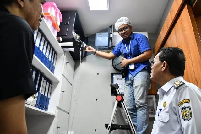 Pemko Banda Aceh melalui Badan Pengelolaan Keuangan Kota (BPKK) memasang alat perekam transaksi online (tapping box) di Suzuya Mall Banda Aceh