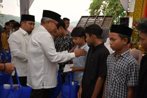 Pj. Gubernur Aceh Bustami Hamzah bersama Pj Ketua PKK Aceh Mellani Subarni disambut Pj Bupati Aceh Besar Muhammad Iswanto saat menghadiri buka puasa bersama sekaligus peusijuek serta santunan kepada anak yatim di Pendopo Bupati, Jantho, Aceh Besar, Kamis (21/3)