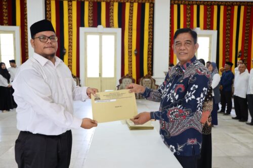 Katibul Wali atau Kepala Sekretariat Lembaga Wali Nanggroe Muhammad Diwarsyah menyerahkan SK 71 Tenaga Kontrak, Jum'at, 22 Maret 2024, di Pendopo Wali Nanggroe