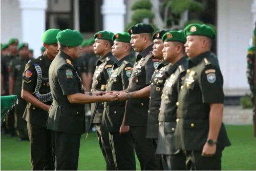 Pangdam IM Mayjen TNI Niko Fahrizal memimpin sertijab tiga pejabat Kodam Iskandar Muda di Lapangan Sanggamara, Makodam IM, Sabtu (23/3). (Foto: Dok. Pendam IM)