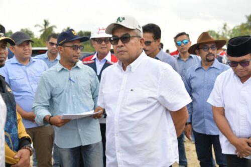 Pj Gubernur Aceh Bustami Hamzah didampingi Pj Bupati Pidie Wahyudi Adisiswanto meninjau lokasi pembangunan jalan Tol Sibanceh di Padang Tiji, Sabtu (23/3/2024)