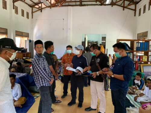 Kakanwil Kemenkumham Aceh Meurah Budiman memantau langsung kondisi imigran Rohingya yang saat ini berada di gedung PMI Aceh Barat, Sabtu (23/3)