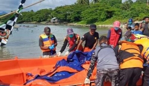 Tim SAR gabungan mengevakuasi mayat diduga pengungsi Rohingya yang ditemukan di laut Aceh Jaya. (Foto: Dok. Basarnas Banda Aceh)