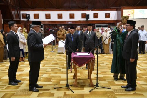 Pj Gubernur Aceh, Bustami Hamzah mengambil sumpah dan pelantikan Azwardi Abdullah AP sebagai Pj Sekda Aceh di Anjong Monmata, Komplek Meuligoe Gubernur Aceh, Senin (25/3/2024)