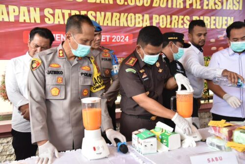 Polres Bireuen bersama unsur Forkopimda memusnahkan barang bukti narkotika jenis sabu dengan berat 27,5 kg dan 5000 butir ekstasi, Senin, 25 Maret 2024