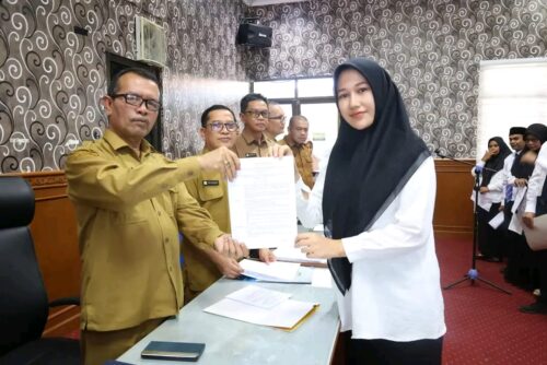 Kadis Sosial Aceh Muslem Yacob menyerahkan SK Tenaga Kontrak Tahun 2024 di lingkungan kerja Dinas Sosial, Senin (25/3)