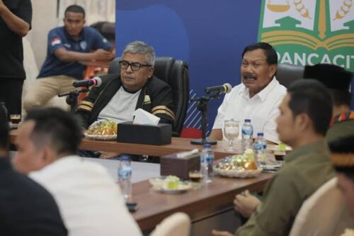 Pj Gubernur Aceh Butami Hamzah saat memimpin Rapat Persiapan Pelaksanaan PON XXI Tahun 2024 bersama Wakil Ketua KONI Pusat Suwarno, Senin malam 25 Maret 2024 di Pendopo Gubernur Aceh