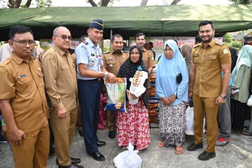 Pj Bupati Aceh Besar, Muhammad Iswanto menyerahkan secara simbolis sembako murah kepada masyarakat dalam Bazar Pangan Murah yang digelar Pemkab Aceh Besar dan Perum Bulog Kanwil Aceh di halaman Kantor Camat Blang Bintang, Selasa (26/3/2024). (FOTO: MC ACEH BESAR)