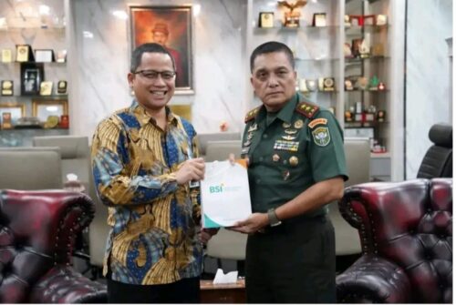 Pangdam IM Mayjen TNI Niko Fahrizal menerima audiensi dari Regional CEO BSI Aceh Wisnu Sunandar dan rombongan di ruang kerja Pangdam IM, Rabu siang (27/4/2024)