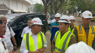 GM PLN UID Aceh Mundhakir, saat mendampingi Menko PMK Muhadjir Effendy, Rabu (27/3) saat meninjau Komplek Stadion Harapan Bangsa Lhong Raya Banda Aceh yang akan menjadi venue utama dan pembukaan PON XXI Aceh - Sumut 2024