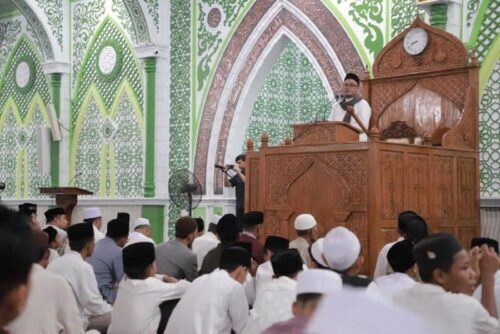Pimpinan Pesantren Daruzzahidin Gampong Lamceu, Kuta Baro Dr Tgk Haji Abdul Razak Lc MA mengisi ceramah Nuzulul Qur’an Tahun 1445 H/2024 M di Masjid Agung Al Munawwarah Kota Jantho, Aceh Besar, Rabu malam (27/3)
