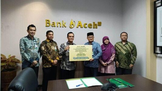 Dirut Bank Aceh Syariah Muhammad Syah menyerahkan zakat penghasilan karyawan senilai Rp 700 juta melalui Baitul Mal Aceh, Kamis (28/3)