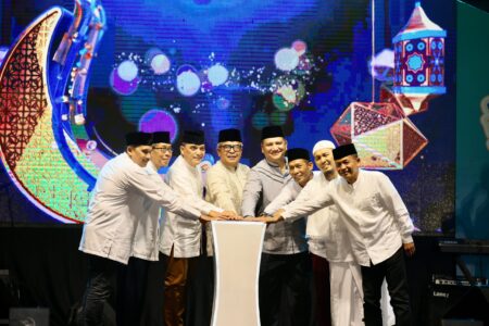 Pj Gubernur Aceh Bustami Hamzah bersama Forkopimda membuka kegiatan Semarak Ramadhan Kodam Iskandar Muda 1445 Hijriah di Lapangan Blang Padang, Banda Aceh, Kamis malam, 28 Maret 2024