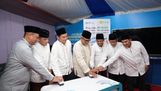 Peluncuran Program Berkah PLN Mobile oleh Pj Gubernur Aceh Bustami Hamzah, Pangdam IM Mayen TNI Niko Fahrizal, Ketua DPRA Zulfadli, Wakapolda Aceh Brigjen Pol Armia Fahmi dan GM PLN UID Aceh Mundhakir di Lapangan Blang Padang Banda Aceh, Kamis malam (28/3)