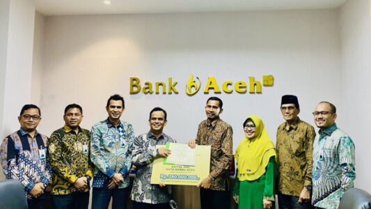 Dirut Bank Aceh Syariah Muhammad Syah menyerahkan zakat pengurus, dewan pengawas dan karyawan sebesar Rp 280 juta untuk Baitul Mal Kota Banda Aceh
