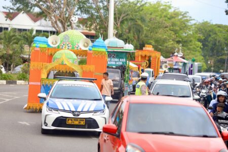 Pawai mobil hias dan khanduri (kenduri) Peutamat Daroih (tamat tadarus) menyemarakkan Aceh Ramadhan Festival 2024 (ARfest24) di depan Masjid Raya Baiturrahman Banda Aceh