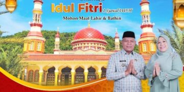 Baliho selamat Puasa Ramadhan dan Hari Raya Idul Fitri 1445 H dari Pj Bupati Abdya Darmansah bertebaran di sepanjang jalan raya mulai dari Kecamatan Labuhan Haji Barat hingga Kecamatan Trumon Timur, Aceh Selatan