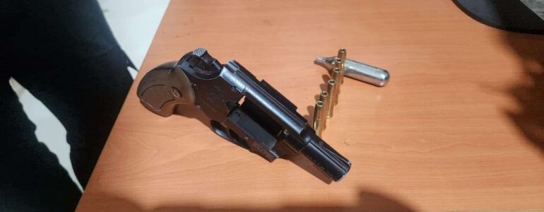Barang bukti Senjata Air Gun yang diamankan polisi terkait pengancaman dan keributan di sebuah warung kopi mobil Abenk Kupi di Jalan Samudera Desa Lancang garam Kecamatan Banda Sakti Kota Lhokseumawe Sabtu (30/3/2024) dini hari. (Foto: Dok Polres Lhokseumawe)