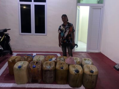 Tim Opsnal Satreskrim Polres Aceh Selatan mengamankan PE (27) pelaku penyalahgunaan BBM bersubsidi jenis Pertalite di Gampong Gelumbuk, Kecamatan Kluet Selatan, Aceh Selatan