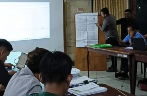 Petugas melakukan rekapitulasi ulang perhitungan perolehan suara calon anggota DPD RI Aceh di 16 kecamatan dalam Kabupaten Pidie, di Asrama Haji Banda Aceh, tuntas Senin (11/3)