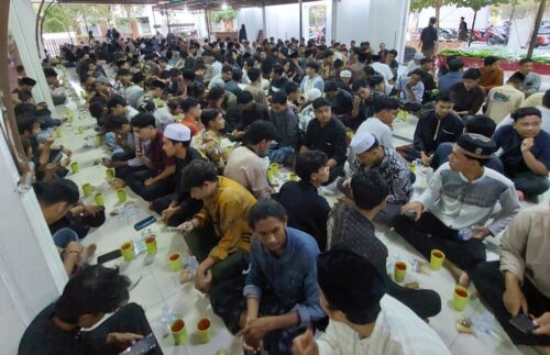 Suasana berbuka puasa bersama di Masjid Fathun Qarib UIN Ar-Raniry Banda Aceh pada hari pertama puasa, Selasa (12/3)