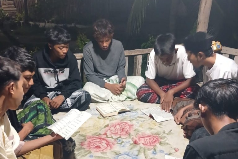 Polisi memberikan sanksi pembinaan berupa shalat tarawih dan tadarus bersama tehadap beberapa remaja nakal di bulan Ramadhan