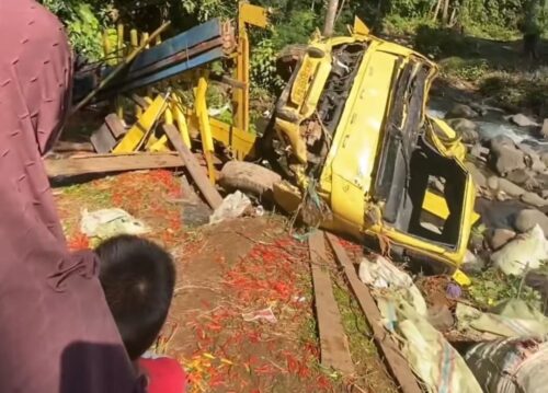 Kecelakan lalu lintas tunggal terjadi di Bener Meriah, satu unit truk Colt Diesel BK 9398 EQ masuk ke jurang sedalam 50 meter, Sabtu malam (16/3). (Foto: Dok. Polres Bener Meriah)