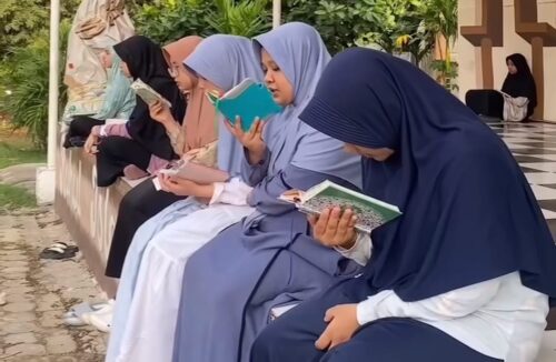 Madrasah Aliyah Dayah RIAB melaksanakan kegiatan tahfiz intensif selama Ramadhan 1445 Hijriah, di komplek kampus RIAB, Gue Gajah, Kecamatan Darul Imarah, Aceh Besar