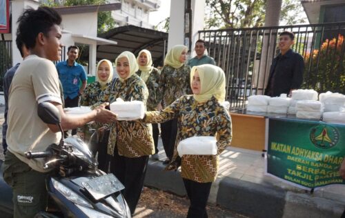 Ketua Ikatan Adhyaksa Dharmakarini (IAD) Daerah Kejari Banda Aceh Ny. Afni Irwansyah membagikan Takjil Gratis kepada masyarakat yang melintas di depan kantor Kejari Banda Aceh, Senin (25/3)