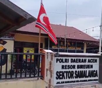 Bendera Bulan Bintang dikabarkan di pagar Kantor Polsek Samalanga
