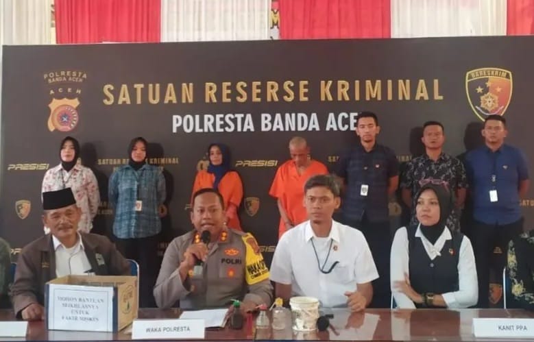 Wakapolresta Banda Aceh AKBP Satya Yudha Prakasa didampingi Ketua MPU Banda Aceh Damanhuri memberikan keterangan pengungkapan pasutri memaksa dua anaknya mengemis untuk beli sabu, pada konferensi pers di Mapolresta Banda Aceh, Kamis (29/2)