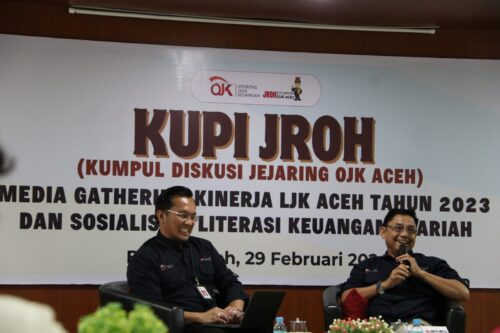 Kepala OJK Aceh Yusri didampingi Kepala Bagian Pengawasan Robby Satya Andhika pada acara media gathering kinerja LJK Aceh tahun 2023 dan sosialisasi literasi keuangan syariah di Kantor OJK Aceh, Kamis (29/2)