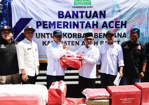 Kadis Sosial Aceh Dr Muslem Yacob SAg MPd menyerahkan 1 truk bantuan logistik buffer stock bencana yang diterima Asisten 1 Setdakab Aceh Barat, Teuku Samsul Alam