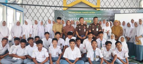 Lewat program 'Jaksa Masuk Sekolah', tim punyuluh hukum Kejati Aceh mengunjungi SMAN 13 di Gampong Jawa Kecamatan Kutaraja, Banda Aceh, Selasa (5/3)