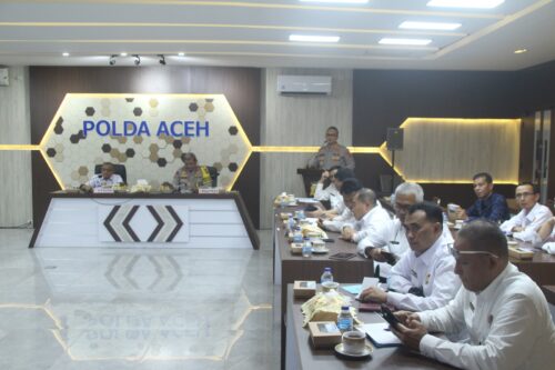 Wakapolda Aceh Brigjen Pol Armia Fahmi bersama tim Setjen Wantannas RI membahas soal penanganan etnis Rohingnya dalam audiensi di Aula Machdum Sakti Polda Aceh, Selasa (5/3)