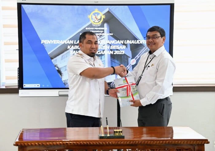 Pj Bupati Aceh Besar Muhammad Iswanto menyerahkan Laporan Keuangan Pemerintah Daerah Tahun 2023 di Kantor BPK Perwakilan Aceh, Rabu (6/3/2024)