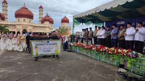Ribuan siswa mengikuti Pawai Tarhib Ramadhan 1445 H di halaman Masjid Agung Baitul Makmur Meulaboh, Aceh Barat, Kamis (7/3/2024)