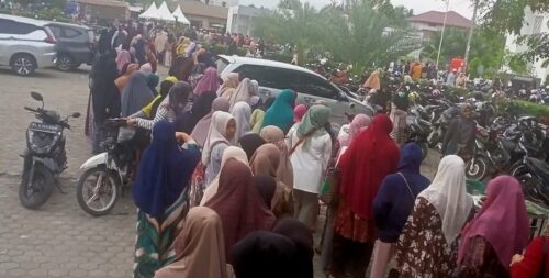Warga Ulee Kareng dan sekitarnya yang kebanyakan ibu tampak antri untuk membeli bahan pokok di Pasar Murah yang digelar Pemko Banda Aceh di halaman Masjid Baitusshalihin Ulee Kareng, Kamis pagi (7/3)