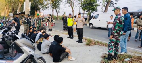 Personel gabungan TNI-Polri, Satpol PP Kota Banda Aceh dan pemuda Gampong Gani, Pasie Lamgarot dan Siron membubarkan aksi balap liar di jalan Bandara Sultan Iskandar Muda, Aceh Besar, Kamis pagi (14/3)