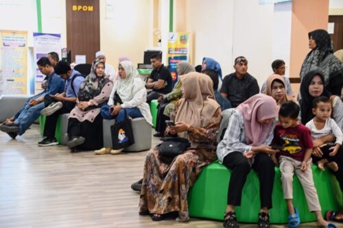 Warga mengurus berbagai keperluan administrasi di MPP Lambaro, Kecamatan Ingin Jaya, Aceh Besar, Rabu (13/3/2024).