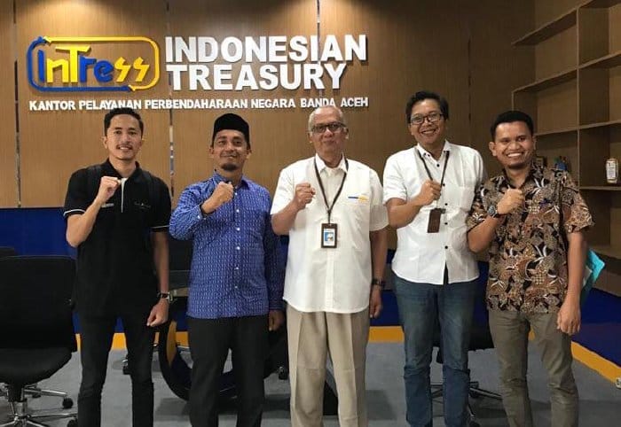 Kepala Dinas Pemberdayaan Masyarakat dan Gampong Aceh Besar Carbaini saat berkonsultasi di Kantor Pelayanan Perbendaharaan Negara di Banda Aceh, Jum'at (15/3/2024)