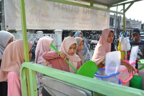 Para pembeli memadati lapak penjualan makanan berbuka puasa di depan MPP Aceh Besar, Lambaro, Sabtu sore (16/3)
